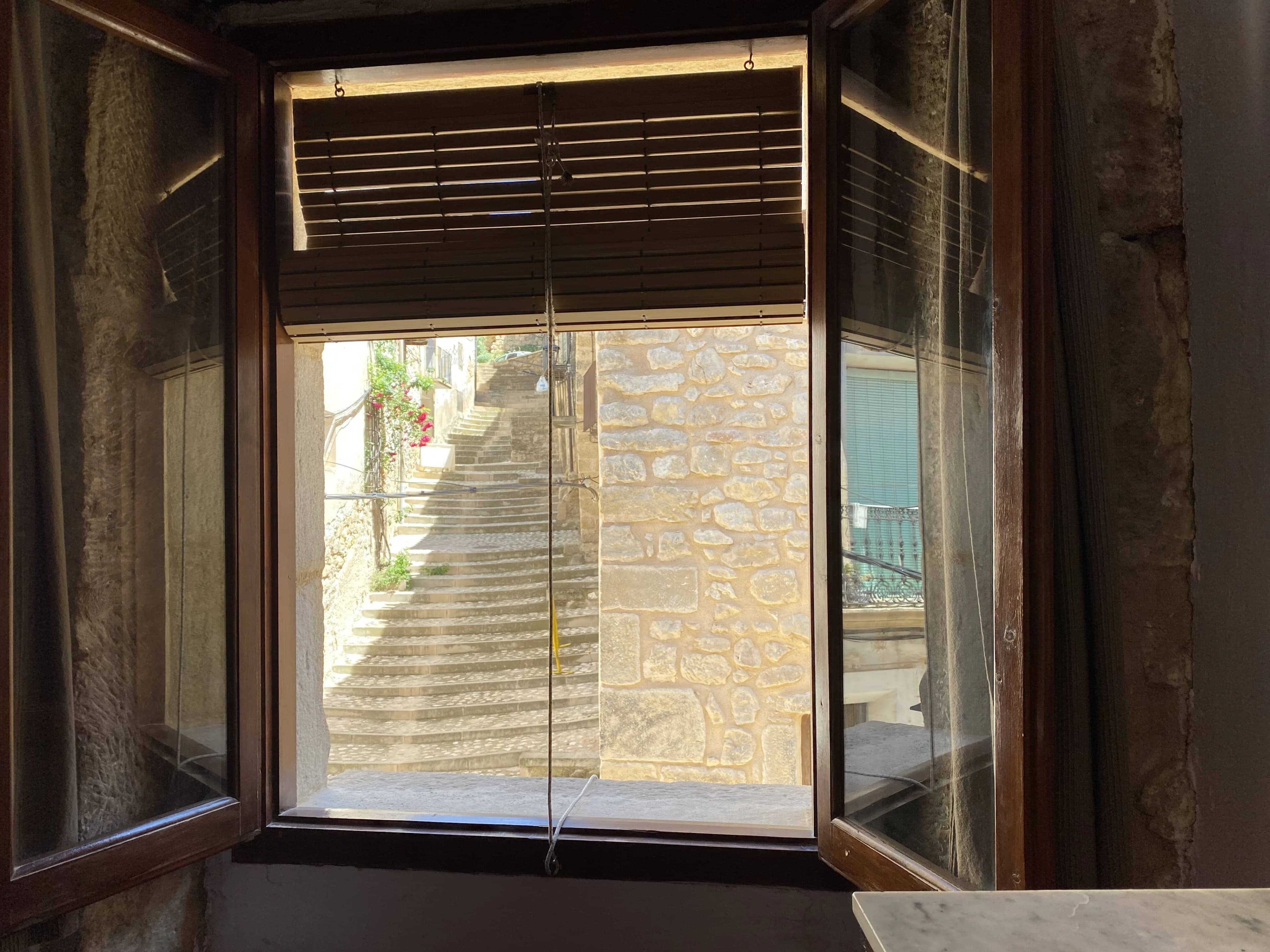 Vista del carrer des de la sala d'estar